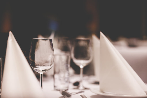 酒杯放在餐桌上图片下载