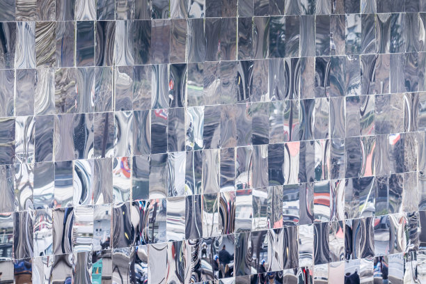 一面镜子反射出一片混乱的城市景象图片下载