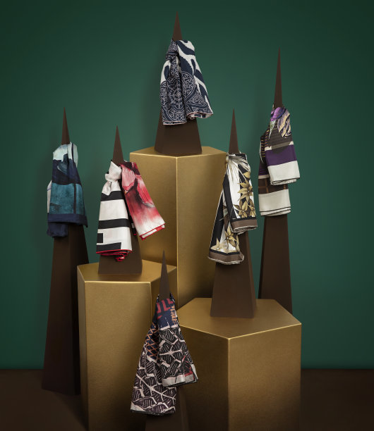 绿色背景的时尚丝巾图片下载