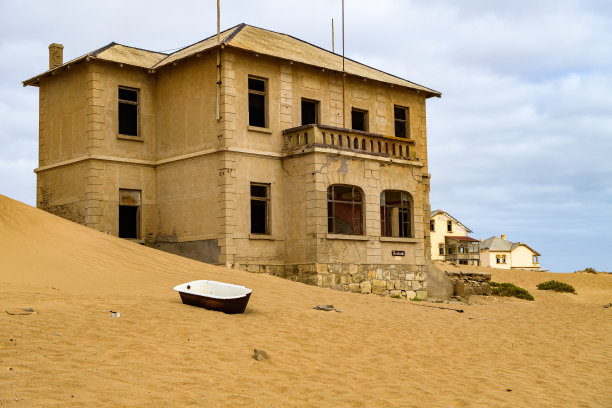 卡曼斯科普鬼城外的旧浴缸图片下载