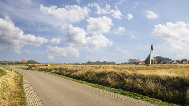特塞尔岛登霍恩村的一个小教堂。图片下载