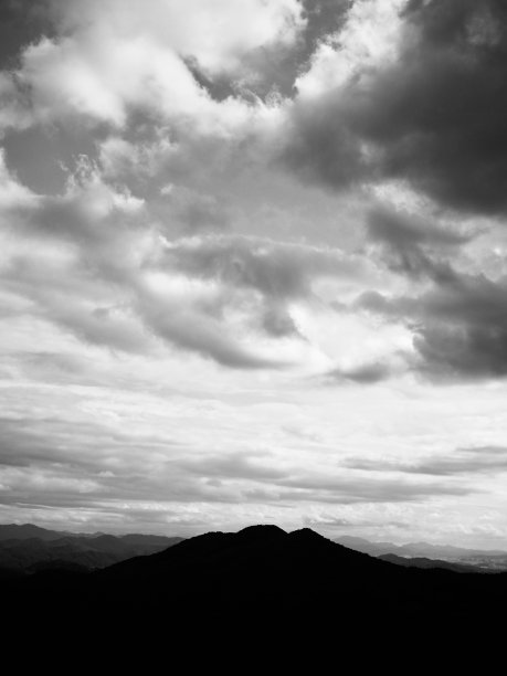 乌云，天空和群山图片下载
