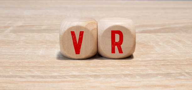 女商人用木头积木制作了单词vr。图片下载