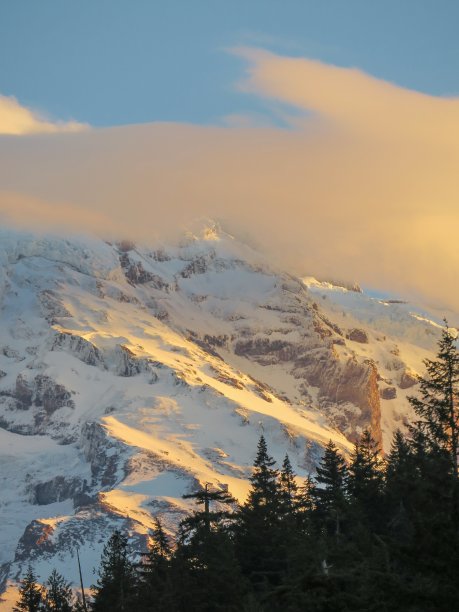 日出的雷尼尔山图片下载