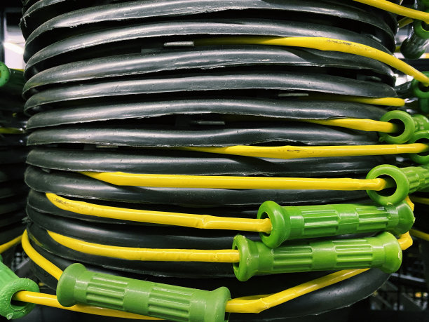 那堆桶是黑色的，把手是绿色和黄色的图片下载