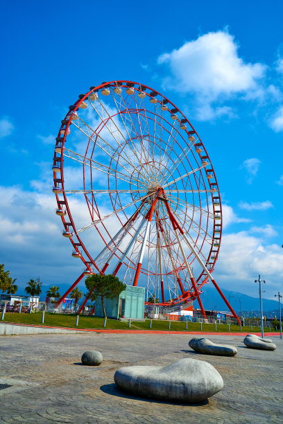 摩天轮在天空的衬托下呈现出红色和白色图片下载