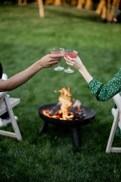 一对夫妇在花园的家庭聚会上喝鸡尾酒图片下载