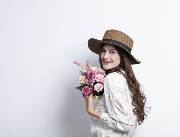 快乐年轻的亚洲女商人的肖像与花孤立在白色的背景，美丽的微笑的泰国女孩。图片下载