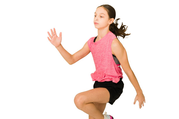 一个积极运动的孩子的侧视图图片下载