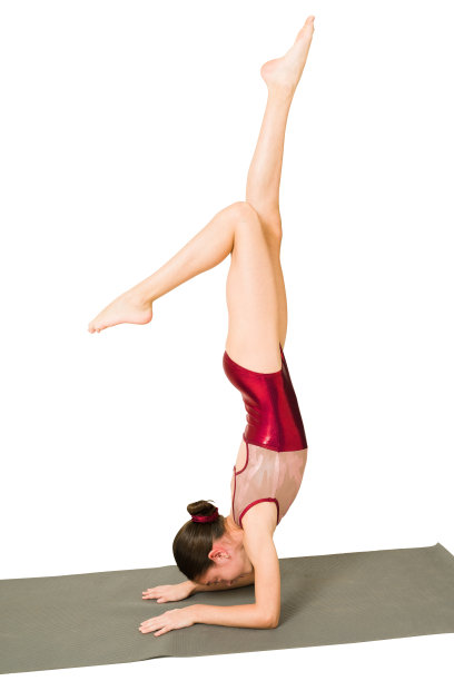 健身的孩子在练习她的杂技绝技图片下载