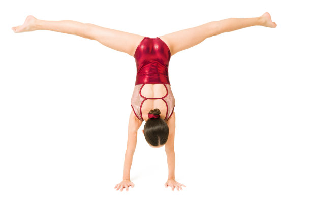 有才华的小女孩在做杂技图片下载