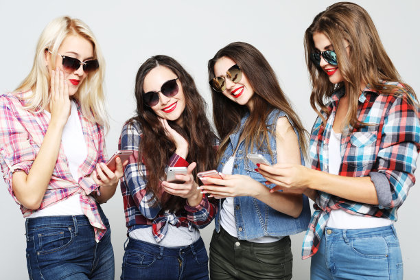 快乐的女性朋友在智能手机上分享社交媒体图片下载