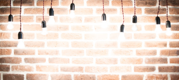 阁楼内部的砖墙，有灯光和背景图片下载