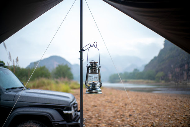 马灯和帐篷，露营场景图片下载