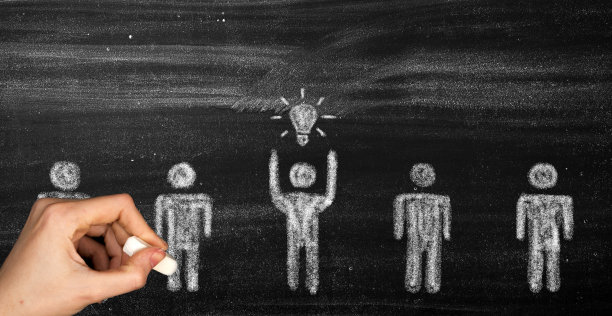 从人群中脱颖而出图片下载