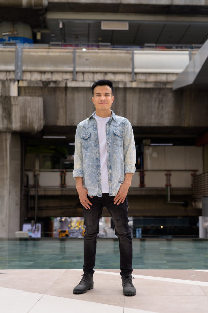 英俊的年轻人在夏天的城市户外的全身肖像图片下载