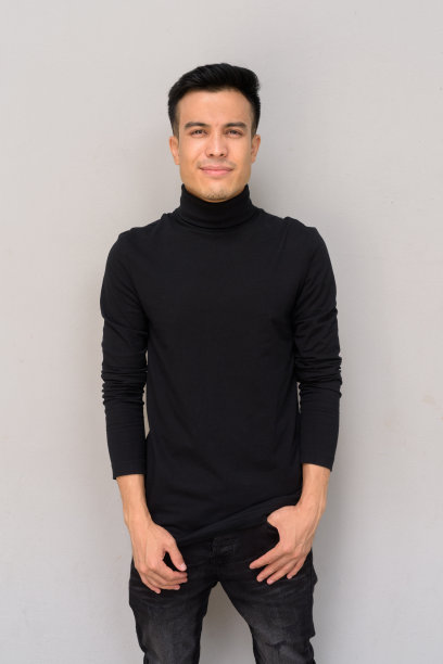 英俊的年轻人的肖像在灰色的背景图片下载