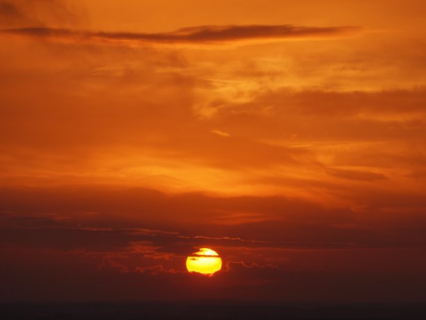 黄色的太阳在橙色的天空图片下载