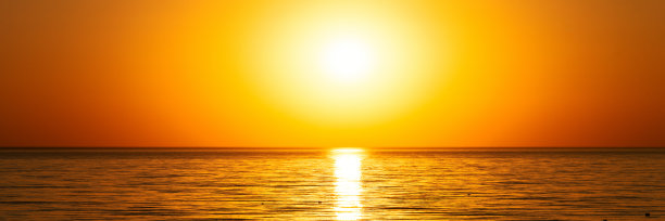 美丽的日落沙滩与平静的大海图片下载