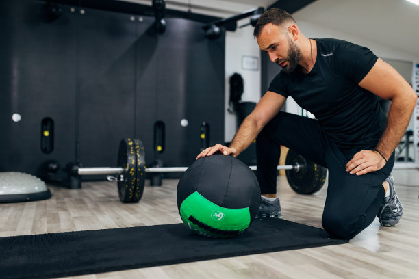 耐力训练即使是运动员做的也会很费劲，所以在耐力训练和适当的呼吸之间的休息对于成功的训练是非常重要的图片下载