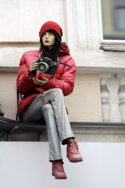 女假人带着相机图片下载