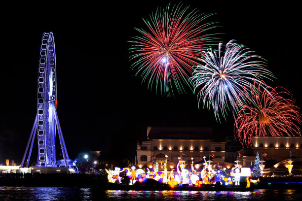 五彩缤纷的烟花在城市景观的夜晚作为美丽的背景概念，新年快乐图片下载