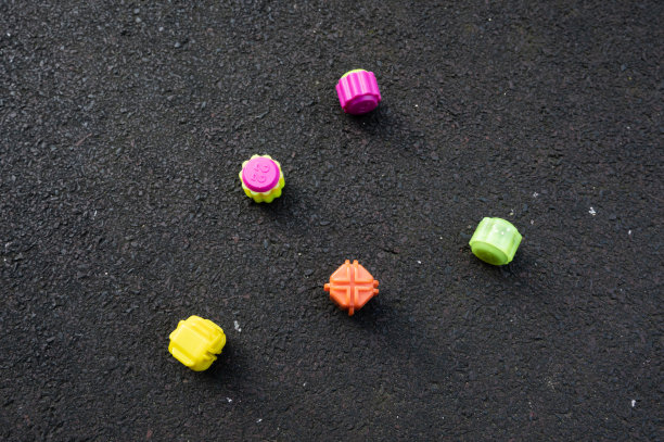 操场上五颜六色的公关石图片下载