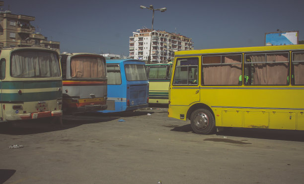 阿尔巴尼亚都拉斯汽车站的复古照片。七八十年代的交通场景。图片下载