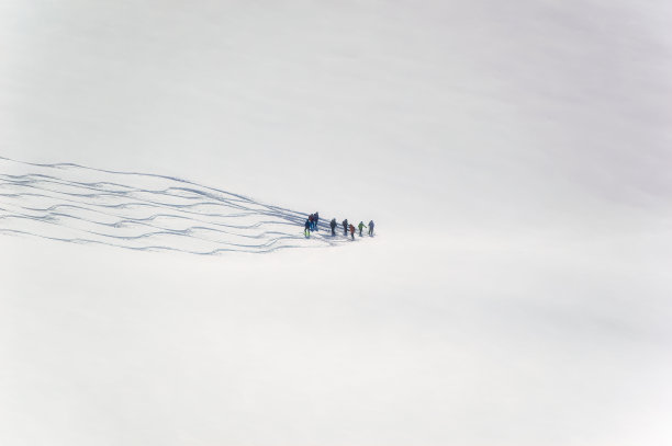 Soelden冰川地区的滑雪者在滑雪斜坡上滑雪。图片下载