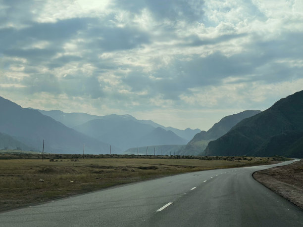 这条路一直延伸到俄罗斯阿尔泰的丘伊斯基山脉图片下载