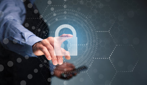 男人拿着带锁的手机图片下载