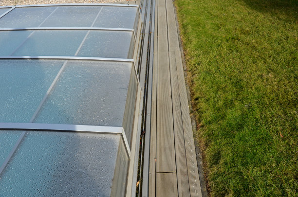 折叠池屋顶。由铝和有机玻璃制成的盖子在轨道上运行。保护水池不受环境的污垢，防止热泄漏，并帮助积累来自太阳的热量图片下载