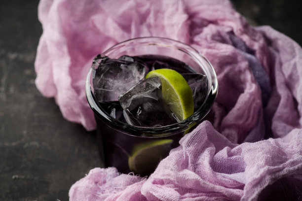 杜松子酒为基础的黑色老式鸡尾酒。有选择性的重点。图片下载