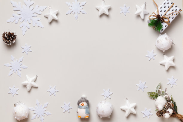 新年的冬季作文。帧边界。圣诞礼物雪花星星球白色的背景。平铺顶视图复制空间图片下载