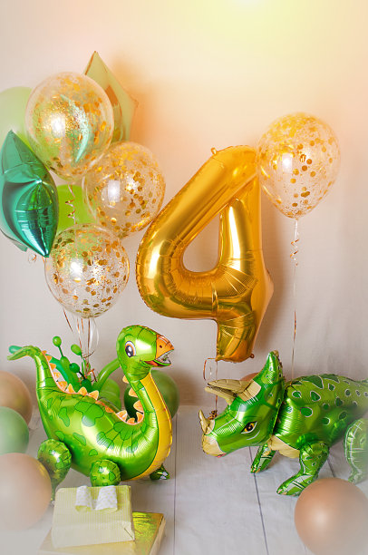 房间为生日派对装饰了金色，绿色和黄色的气球，大充气4号，恐龙气球。图片下载
