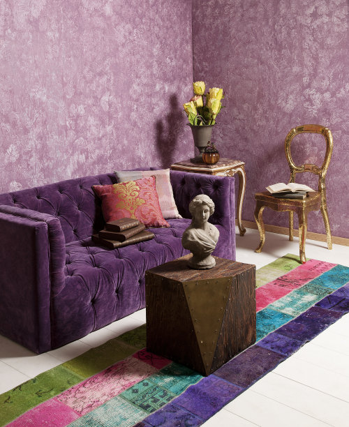 现代家居室内客厅与紫色壁纸沙发图片下载
