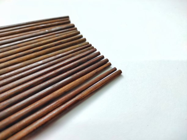 内衬棕色木筷子，白色或灰色背景图片下载