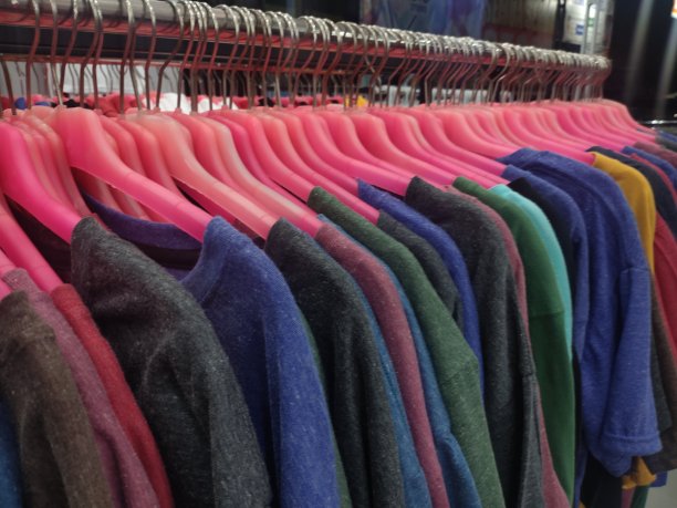 五颜六色的衣服挂在那里出售，在每个重大节日打折，比如新年、圣诞节、排灯节、穆斯林开斋节图片下载