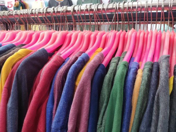 五颜六色的衣服挂在那里出售，在每个重大节日打折，比如新年、圣诞节、排灯节、穆斯林开斋节图片下载