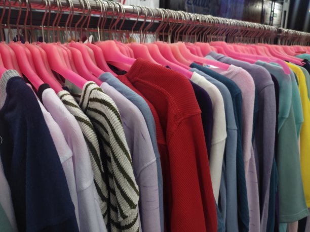 五颜六色的衣服挂在那里出售，在每个重大节日打折，比如新年、圣诞节、排灯节、穆斯林开斋节图片下载