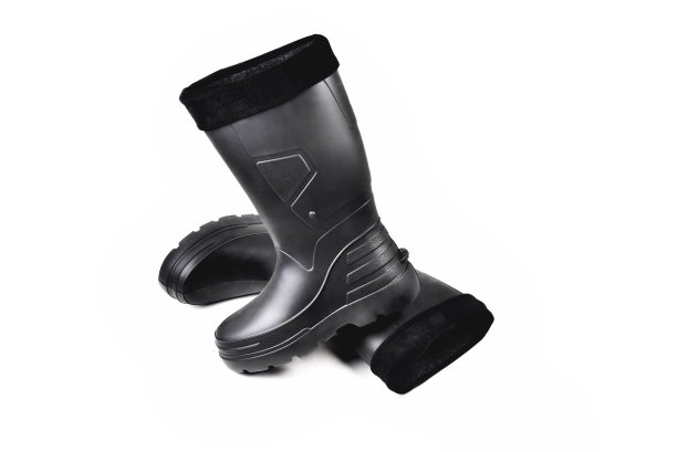 黑色高绝缘的专门靴子狩猎越野捕鱼和旅行在寒冷的季节在白色背景孤立的特写图片下载