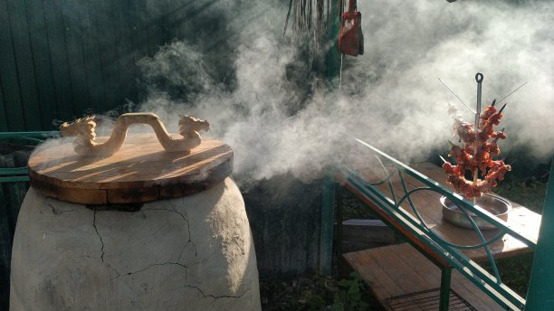 原始的户外烤炉和生肉图片下载