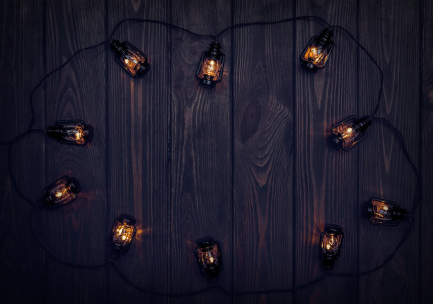 的背景。旧木头背景上的圣诞灯泡图片下载