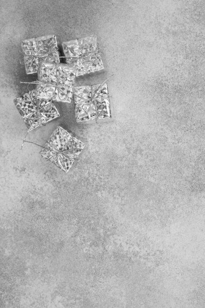 银质包装的小礼品盒。礼物。假期的概念。俯视图，复制空间，混凝土背景图片下载