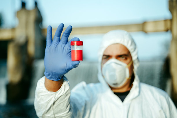 科学家检测河里的有毒水图片下载