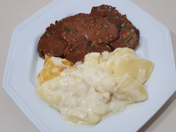 烤牛肉配烤土豆图片下载