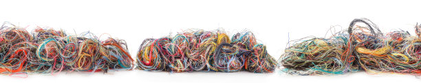 彩色纠结的线孤立在白色的背景上。特写镜头。图片下载
