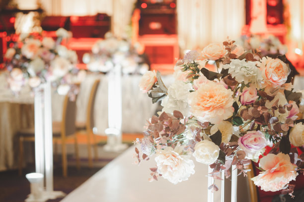 酒店婚礼上的花柱装饰图片下载