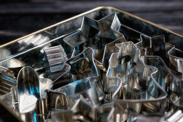 装在金属盒子里的锡饼干切刀图片下载