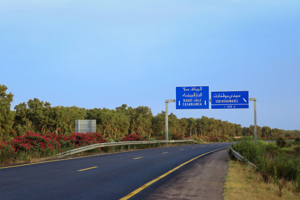 从丹吉尔到卡萨布兰卡的路上穿过摩洛哥的一个小镇。肯尼特拉和拉巴特之间的公路。图片下载